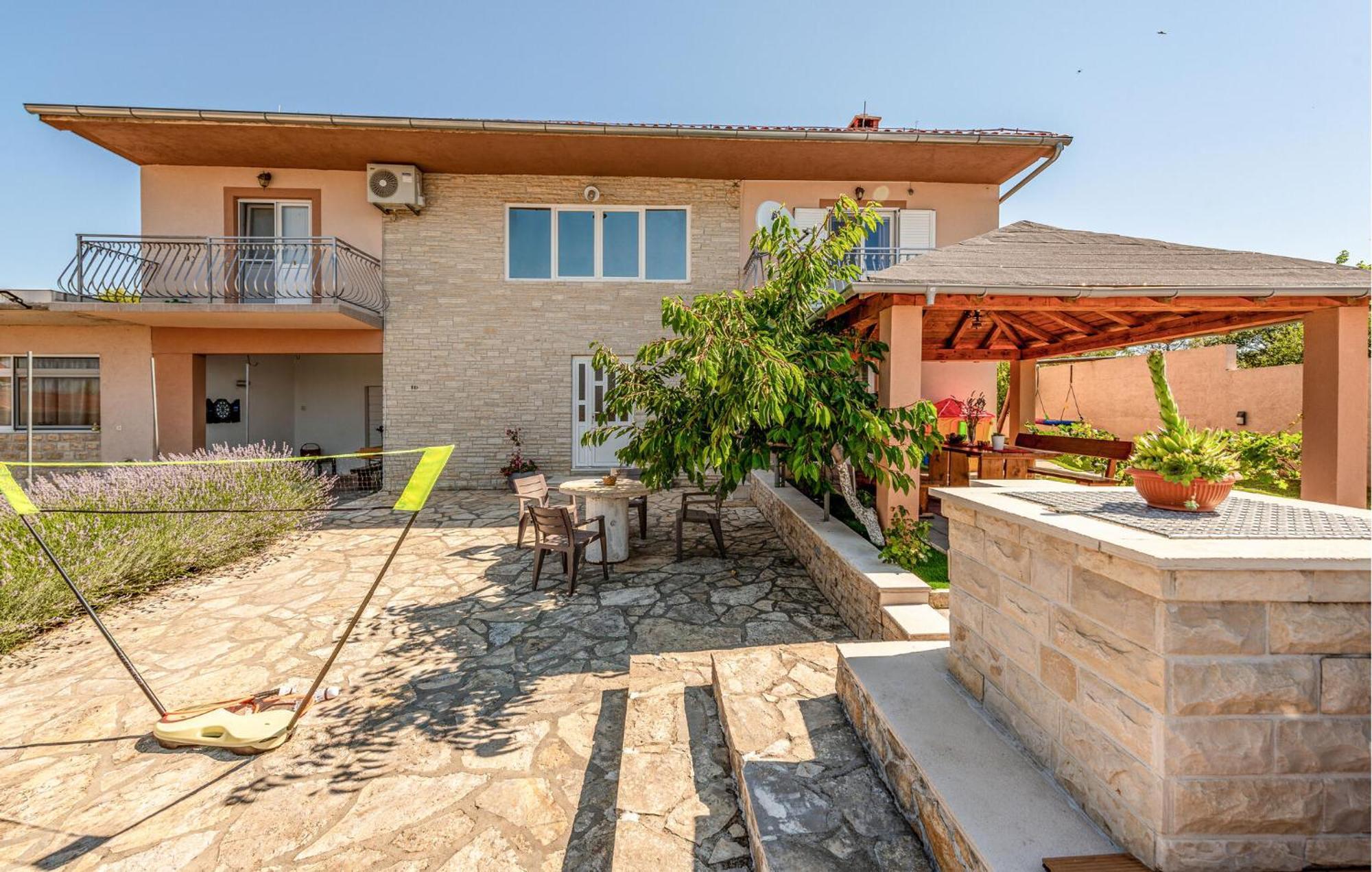 Amazing Home In Lisicic With Outdoor Swimming Pool Lisicici Exterior photo
